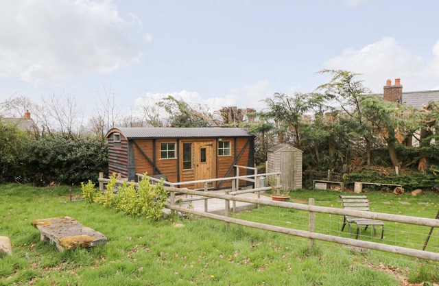 RAILWAY CARRIAGE, pet friendly, with open fire in Govilon