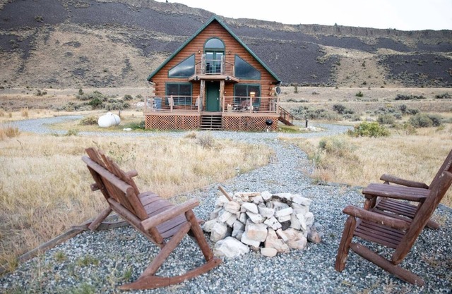 Rainbow Country Cabin: Rural Riverfront Retreat