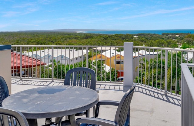 Rainbow Towers 2 - Rainbow Beach. High on the Hill. Panoramic Views. Wi-Fi. Pool