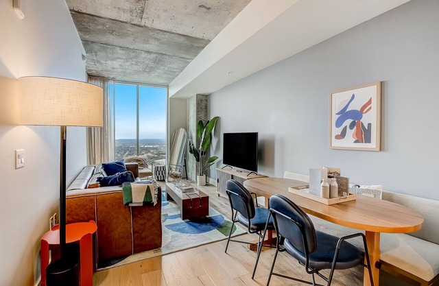 Rainey St. condo with balcony, rooftop pool, fitness center and coffee shop
