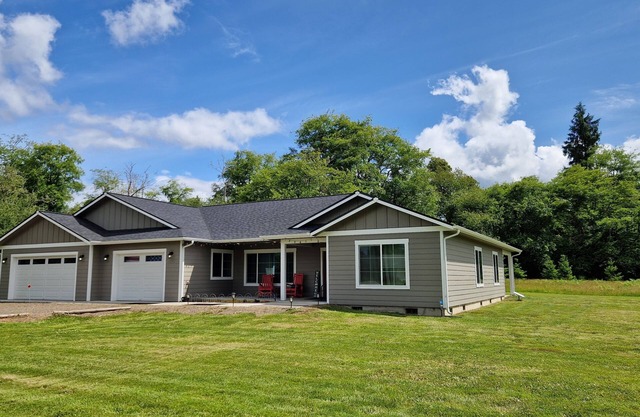 Rainforest Getaway - Hot tub, bar, game room, creek in Forks.relax in style!