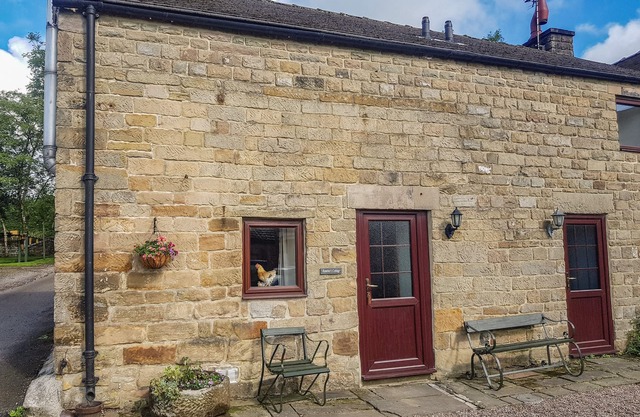 RAMBLER'S COTTAGE, pet friendly, with a garden in Matlock