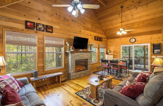 Ramblewood - Warm Cozy Cabin with Gorgeous Outdoor Living Space