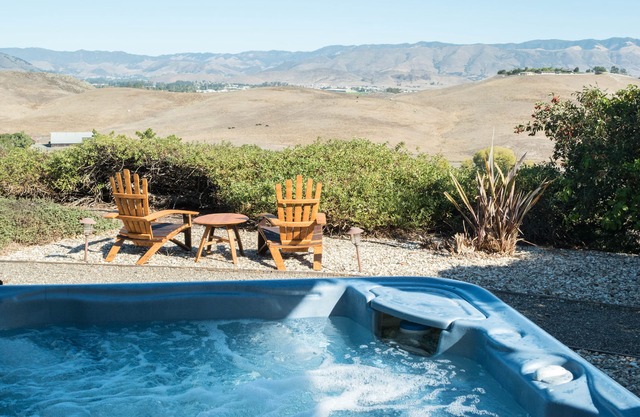 Ranch Estate EPIC VIEWS Fire Pit Game room Spa Pet-Friendly 10min from Cal Poly!