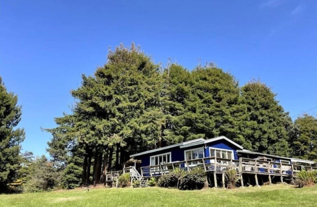 Ranch home w/hot tub in the Mendocino Redwoods. Pet- & family-friendly.
