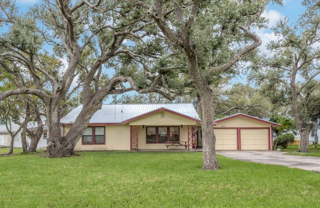 Ranch Style House 1/2 Block from Fulton Park & Fishing Pier on Aransas Bay.