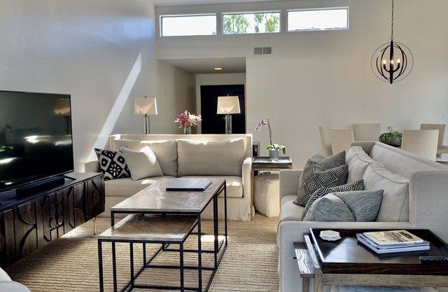 RANCHO MIRAGE IMPECCABLY-DESIGNED TOWNHOME POOLSIDE/MOUNTAIN VIEWS/TENNIS/GOLF