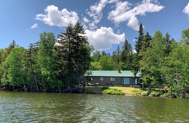Rangeley Waterfront Retreat: 4 Bed, 2 Bath, Perfect for Families to Unwind