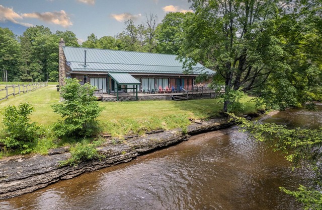Rapid River Lodge: Leaf Peeping and Waterfront Relaxation – Book Your Fall Stay!