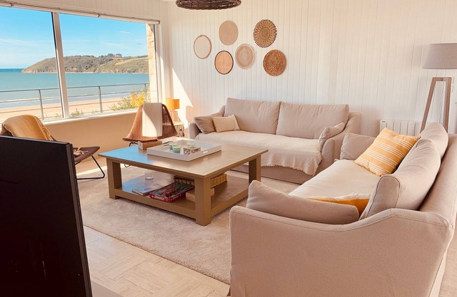 RARE: 180° full sea view overlooking the beach
