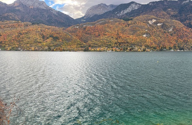 Rare 2 Bedroom With Private Beach on Lake Annecy