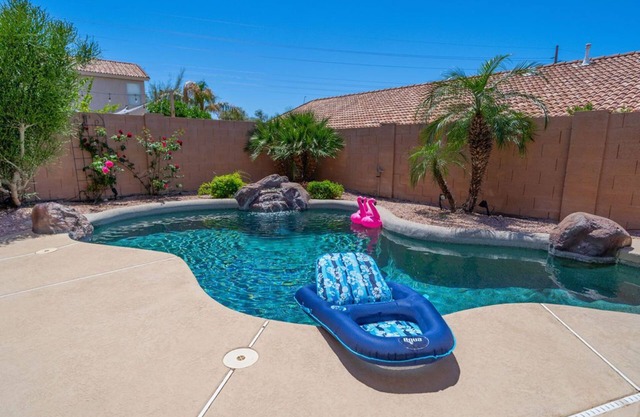Rare 3 FULL bathroom home in golf community W/private pool. Experienced Host.