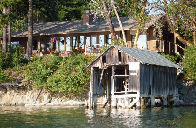 Rare Beauty - Idyllic Beachfront Island Home - 5 Star Architectural Gem