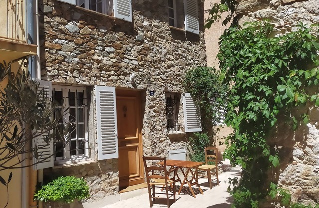 Rare in the heart of Saint Tropez a village house