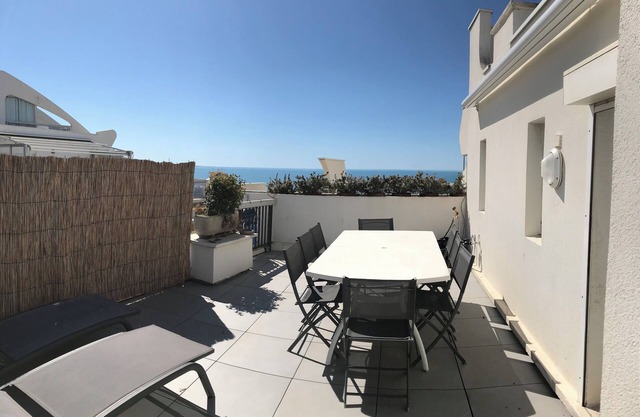 Rare Seafront la Grande Motte 4 people large terrace top floor.
