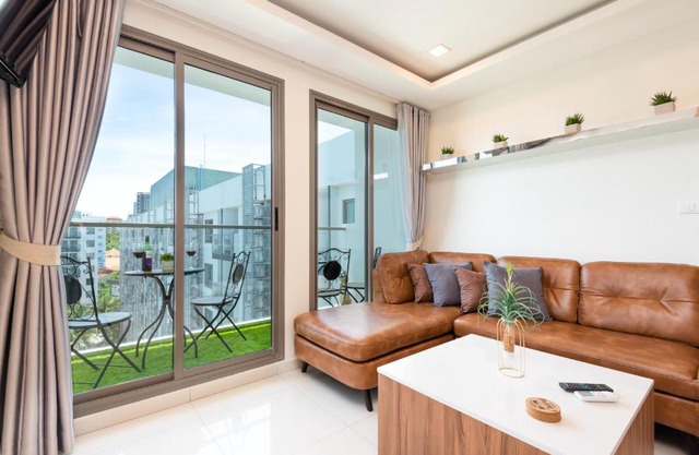 Rare XXXL Swimming Pools Resort - 500Mbps Blazing Fast Free WIFI - Top Floor Pool View Balcony - Gym - Sauna - Kids Playground - Supermarkets