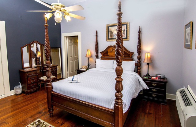 Rathbone Mansions - Superior Queen