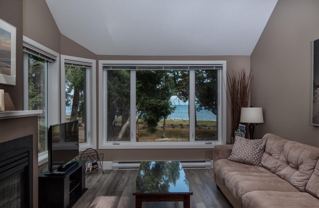 Rathtrevor Beachfront. Deluxe 3 bed, 2 ba Tanglewood condo on beach level.