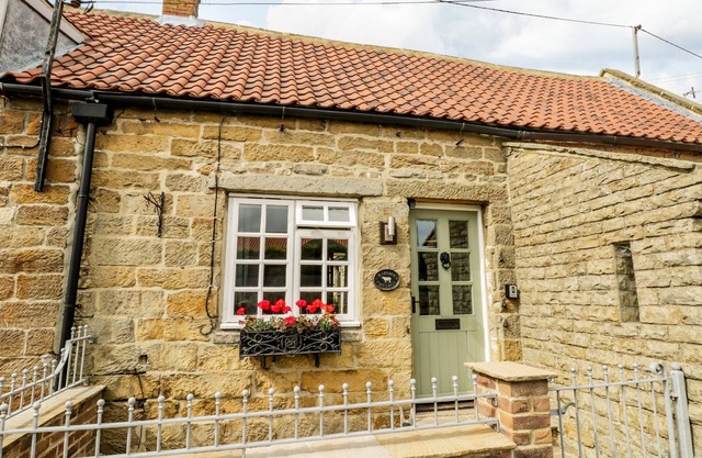 RAYGILL COTTAGE, pet friendly, with a garden in Sneaton