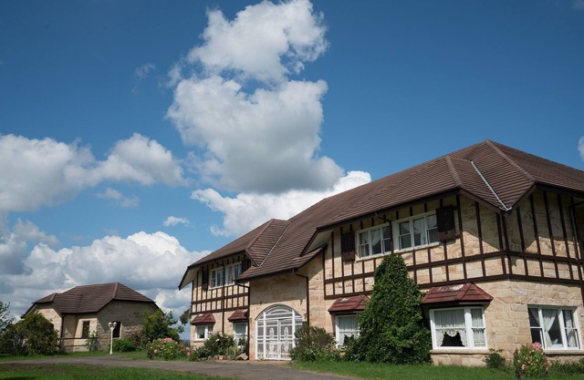 Razorback Dream Farmhouse: 10BR, Space & Serenity