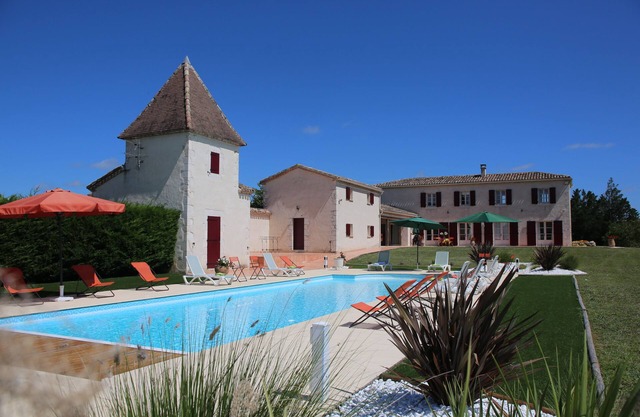 Real estate complex comprising an elegant new stone property in the Quercin.n