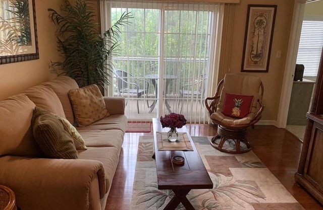 Reasonable Rates: Beautiful Condo Close to Beach, Restaurants, Shopping & More!