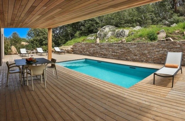 RECENT 2 BEDROOM VILLA, HEATED POOL CLOSE TO SANTA-GIULIA