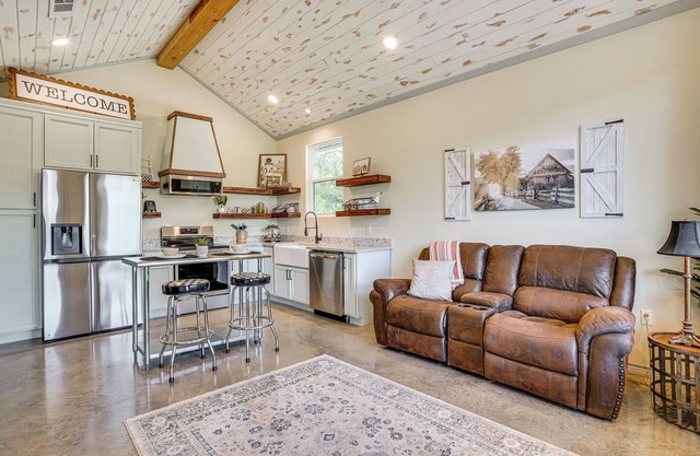 Recently Built Cabin w/Pavilion in Granbury!