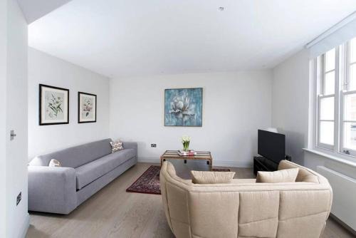 Recently redecorated spacious and Modern 1BR flat in West London