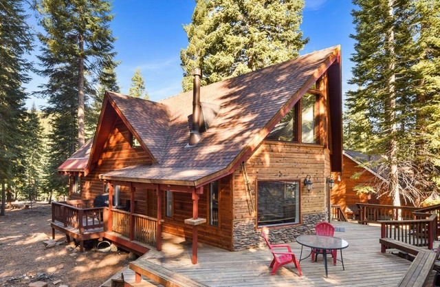 Recently remodeled Modern Retreat | Large Deck w/ Grill | 10 min to Beach