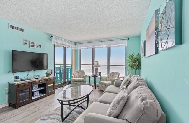 Recently Renovated Oceanfront Condo + Free Attraction Tickets!