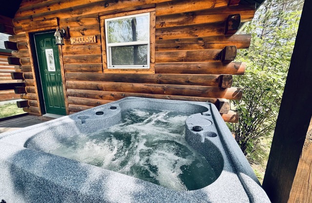Recently renovated Log cabin with Hot tub!