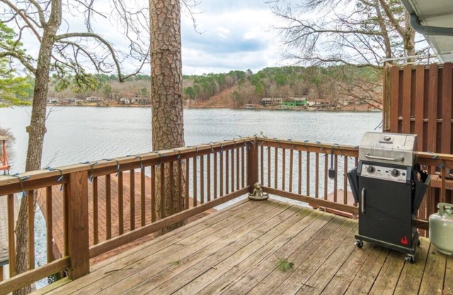 Recharge in this Cozy Townhome on Lake DeSoto