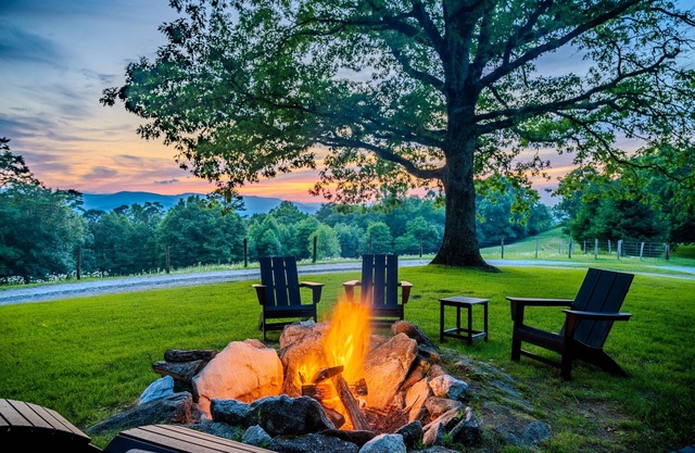 Red Cedar Cabin | Mt view | Fireplace | Hot tub