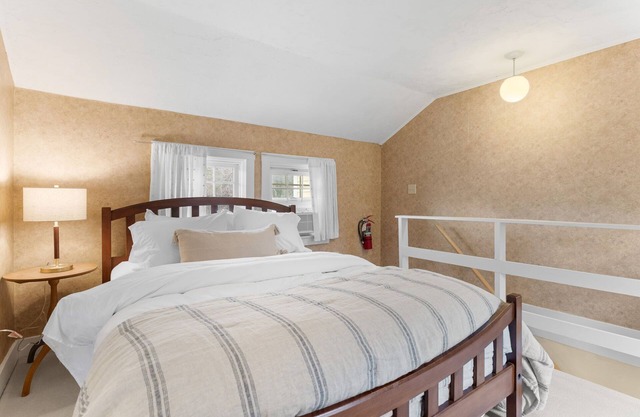 Red Clover Inn 2-story Queen Suite near Killington