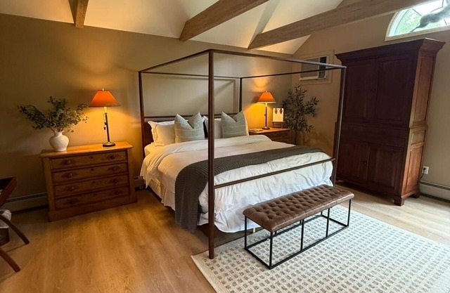 Red Clover Inn Majestic King Suite near Killington