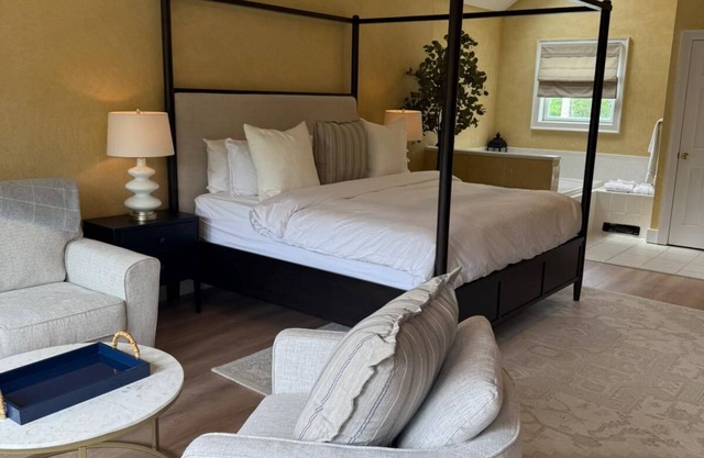 Red Clover Inn Romantic King Suite near Killington