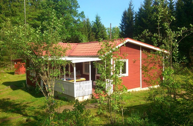 Red cottage near the lake with free Wifi