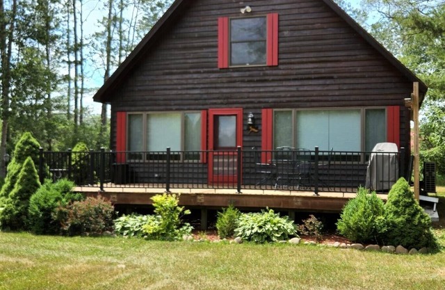 Red Dog Lodge - Beautiful Riverfront Chalet - Sportsperson's Paradise