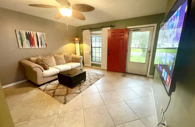 Red Door Bungalow-15 minutes to BEACH + Pet-Friendly!