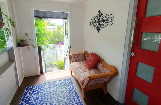 Red Door Retreat - entire comfortable 3 bedroom family home