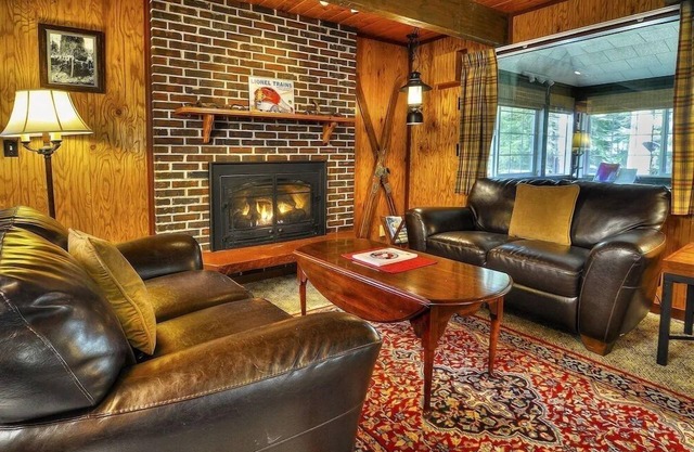 Red Hawk Hideaway: pet friendly, spacious yard, by trails and ski area