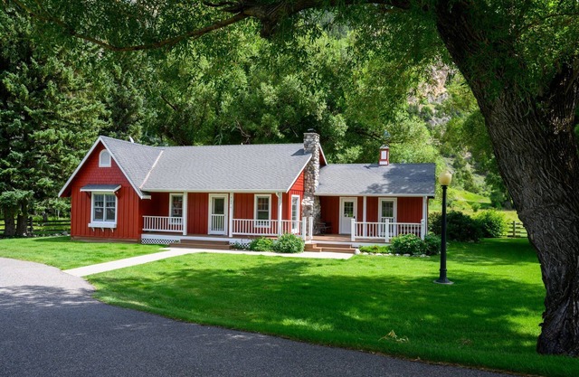 Red House Homestead · Picturesque Paradise Valley Home near town & river