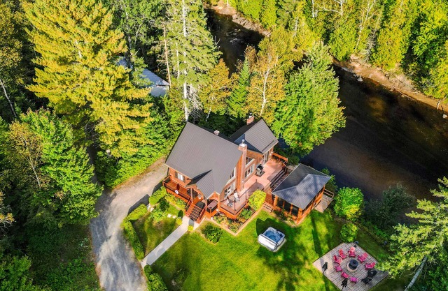 Red Pines Lodge | Spa | BBQ | Riverside