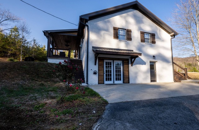 Red River Gorge! 5 bed/3bath on 8 private acres! Hot tub, Arcade room, Garage