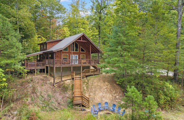 Red River Gorge Lakeside Cabin retreat! 4 bed 4 bath with a Hot Tub