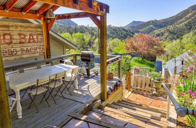 Red Rocks Chalet w/ Dream Kitchen: Extended Stays