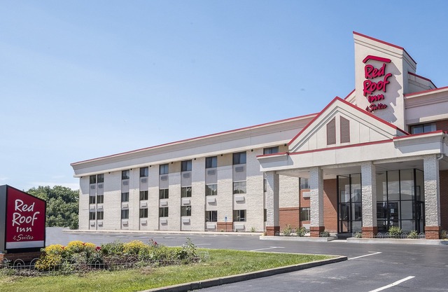 Red Roof Inn & Suites Cleveland - Elyria