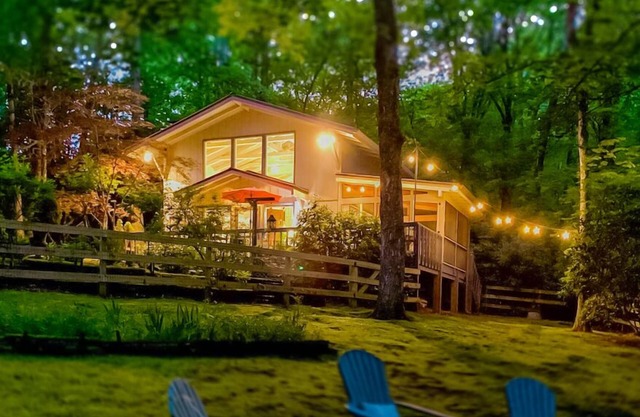 Red Rooster Cottage - Cozy home with Fenced Yard, Screened Porch, and 2 Firepits