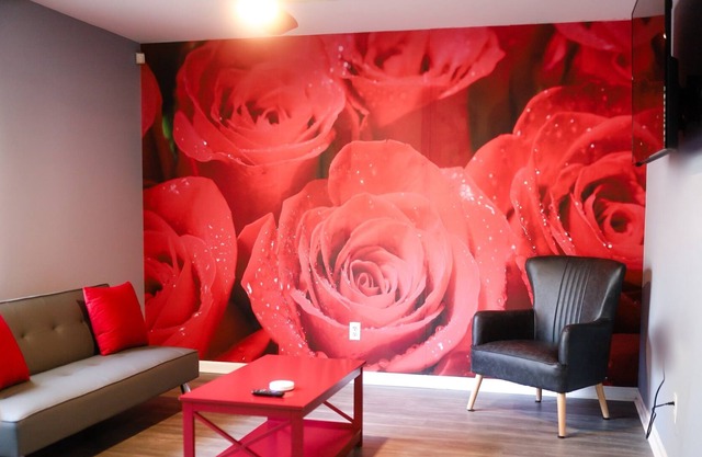 Red Rose 2-bedroom Home. Free Parking!
